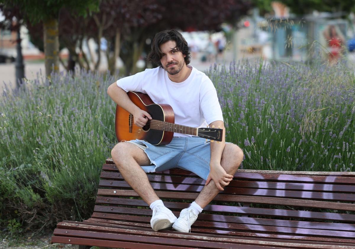 Roi Méndez en la plaza Colón de Valladolid con su guitarra.