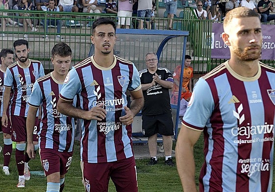 Jugadores de la Segoviana saltan al terreno de juego de La Albuera.