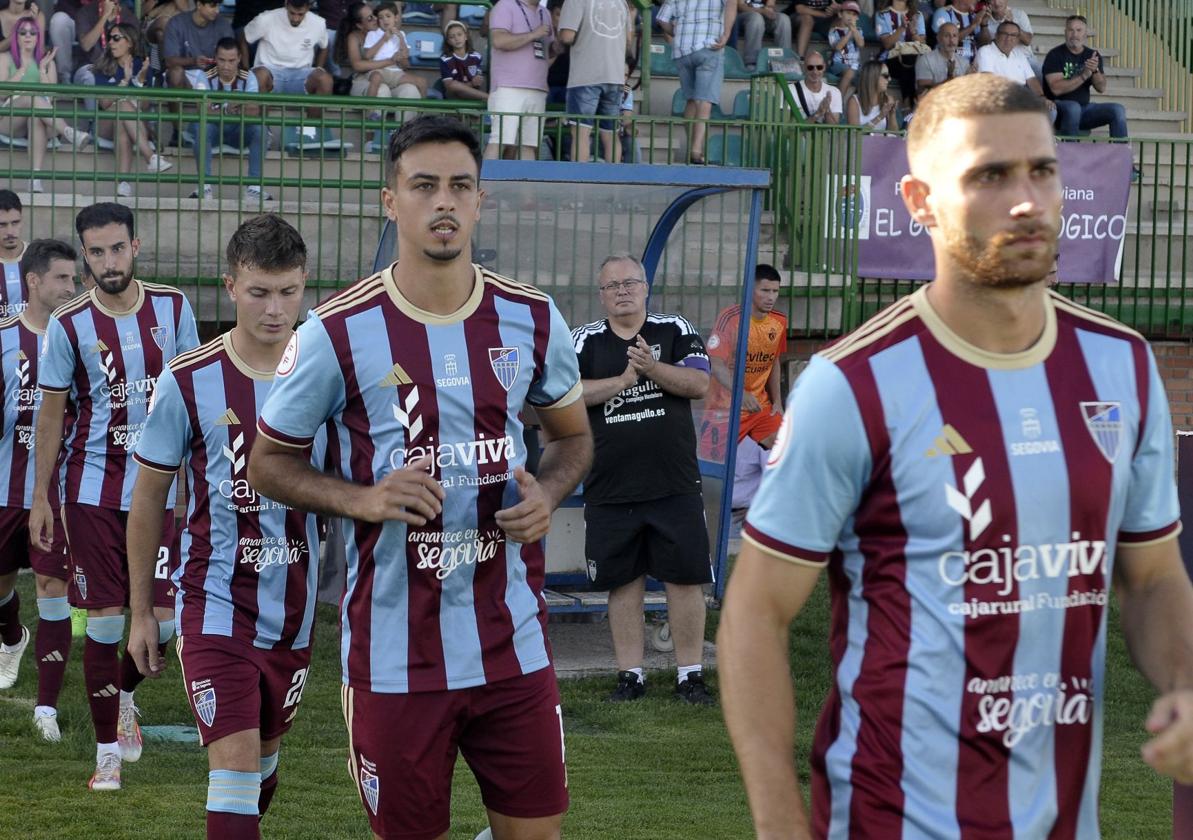 Jugadores de la Segoviana saltan al terreno de juego de La Albuera.