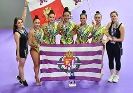 Integrantes del Club La Victoria campeón, junto a sus entrenadoras y la bandera del Real Valladolid.