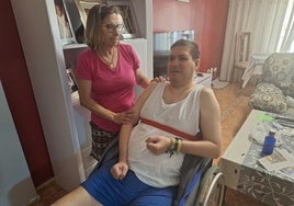Óscar Morencia junto a su madre, Antonia Castaño, en la casa familiar, de la que hace 14 meses que no sale