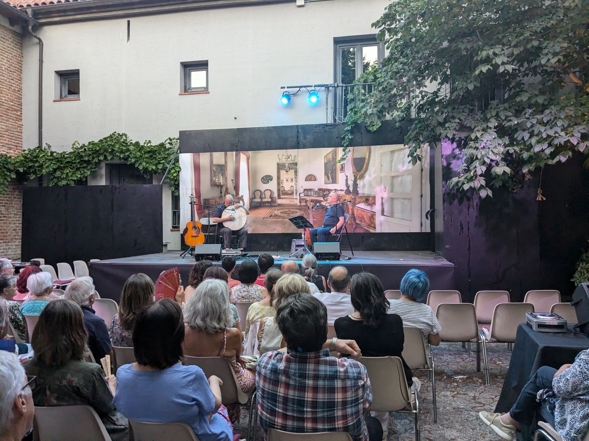 Público en un concierto en el jardín de la Casa de Zorrilla.