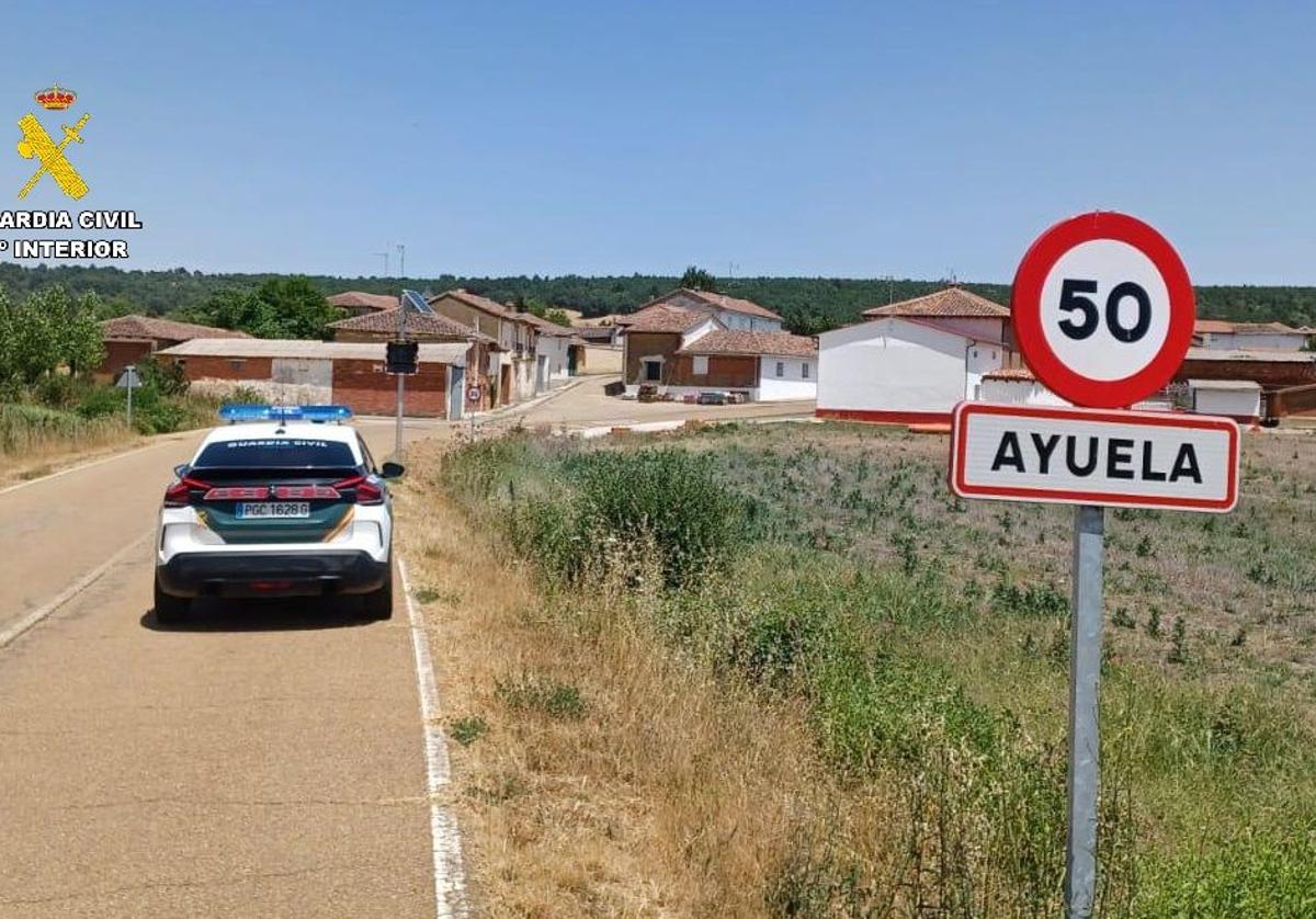 La Guardia Civil entra en Ayuela.