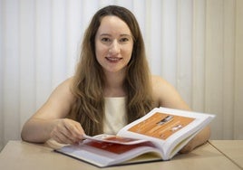Mónica Viñas Hernández, con un ejemplar de su tesis de doctorado.