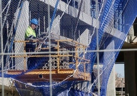 Un trabajador de la construcción en plena faena en una obra en Valladolid.