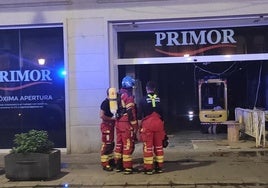 Los bomberos apagan un pequeño incendio en el local de Primor de la Calle Mayor de Palencia