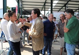 Alfonso Fernández Mañueco, en su visita a Quintana del Puente este miércoles.