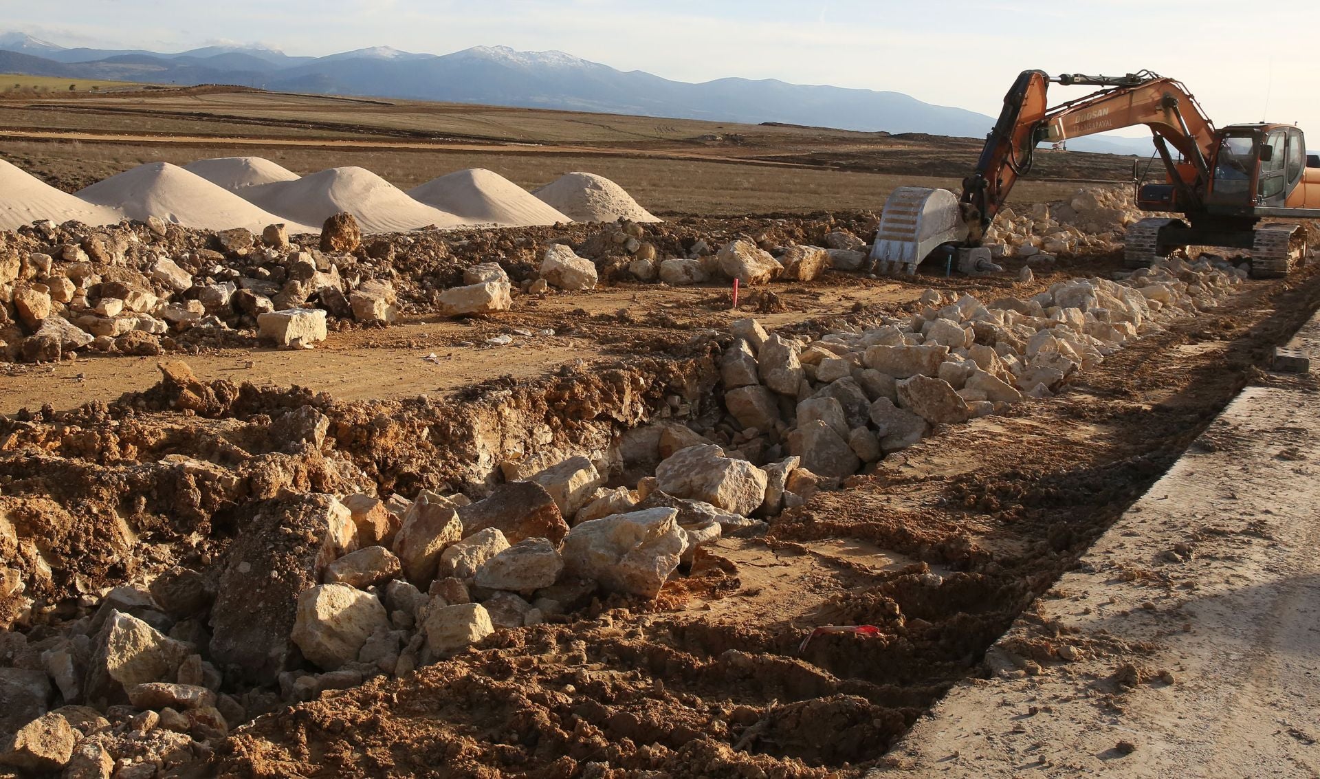 Obras de urbanización en el polígono de Los Hitales, en Bernuy de Porreros.