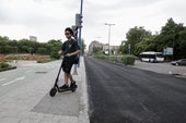 Un patinete circula por el recién asfaltado paseo de Isabel la Católica hace dos semanas.