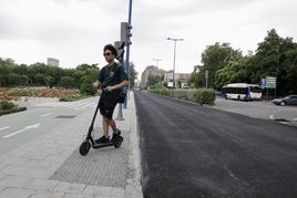 Un patinete circula por el recién asfaltado paseo de Isabel la Católica hace dos semanas.