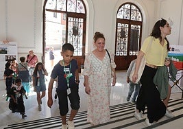Niños saharauis, con las familias de acogida, en la Diputación.