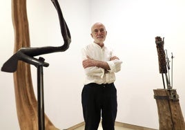 Adolfo Revuelta, junto a algunas de sus esculturas en la sala Teresa Coca del Palacio de Pimentel.
