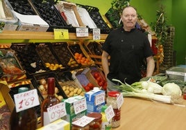 Emilio González Castellanos, detrás del mostrador de su comercio de ultramarinos, unas horas antes del cierre definitivo.