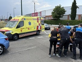 Sanitarios atienden al motorista herido.