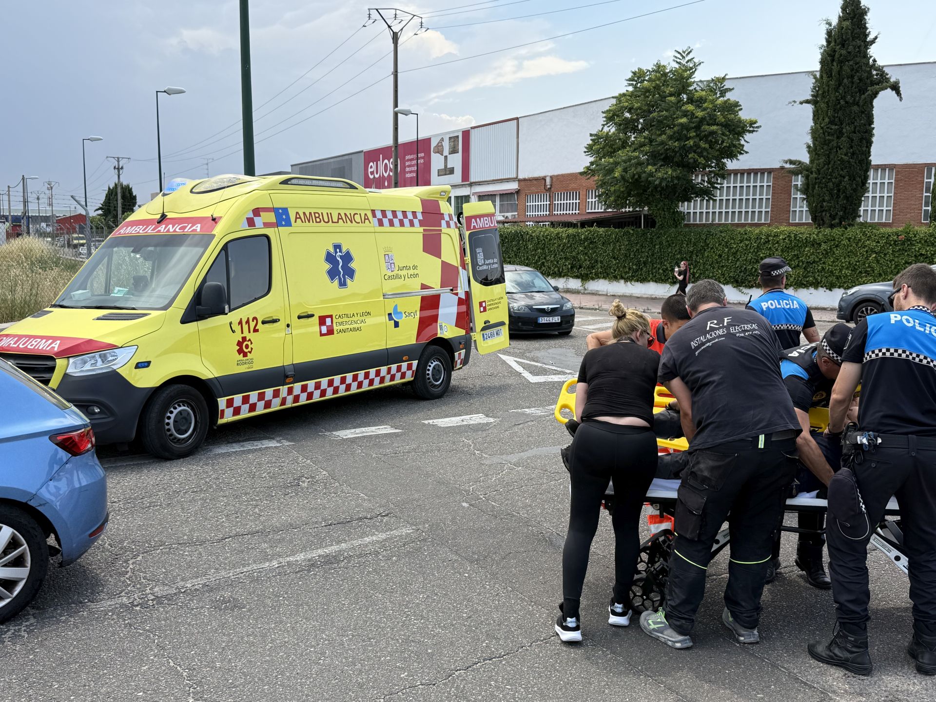 Un motorista herido en un nuevo accidente en la peligrosa rotonda de Argales