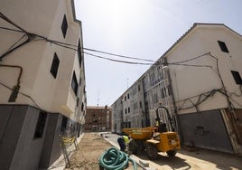 Un operario trabaja en las labores de urbanización en el 29 de Octubre.