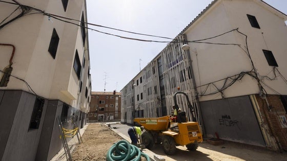 Un operario trabaja en las labores de urbanización en el 29 de Octubre.