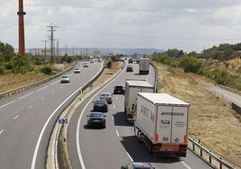 Camiones y turismos en la zona de las curvas de Dueñas.