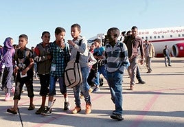 Llegada al aeropuerto de Valladolid de niños saharauis, en una pasada edición del programa Vacacaciones en Paz.