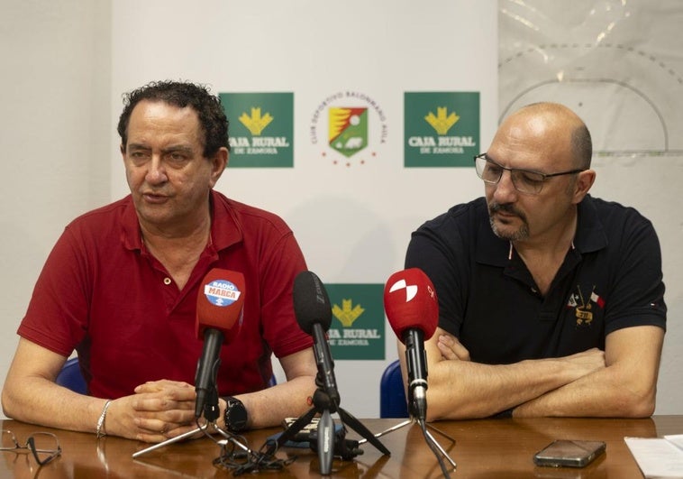 Miguel Ángel Peñas y Tomás Hernández, directivos del BM Aula, en sala de prensa.