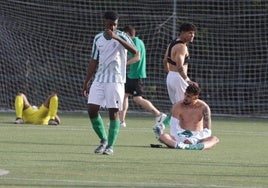 Jugadores del Betis abatidos tras caer ante el Numancia B en 'play-off'.
