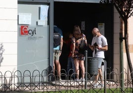 Un grupo de personas en la puerta de la oficina del Ecyl en Segovia.