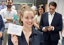 Ester Muñoz, nueva portavoz del PP en el Congreso de los Diputados, muestra su voto por Feijóo en la recientes primarias previas al congreso nacional del partido.