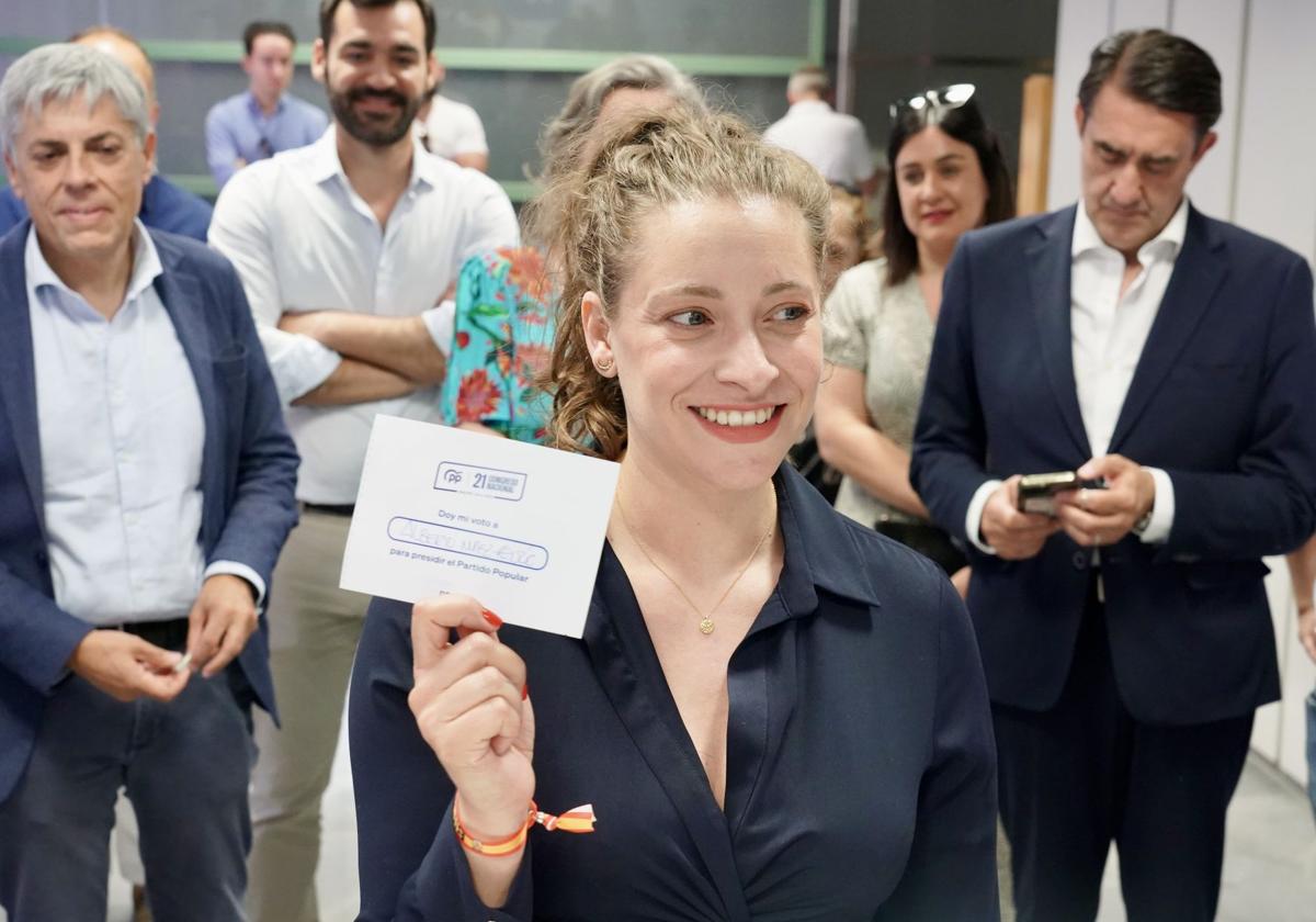 Ester Muñoz, nueva portavoz del PP en el Congreso de los DIputados, muestra su voto por Feijóo en la recientes primarias previas al congreso nacional del partido.