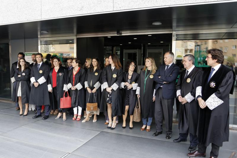Jueces y fiscales se concentran a las puertas del juzgado.