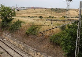 Terrenos situados junto a la vía del tren en Hontoria, con el polígono del Cerro al fondo.