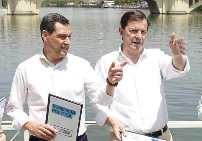 Mañueco, en Sevilla, el día que presentó con Moreno Bonilla la ponencia política que cimentará la acción de Feijóo al frente del PP.