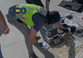 Un agente de la Policía Nacional examina los efectos aprehendidos a los detenidos en julio del año pasado.