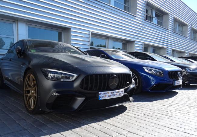 Coches de alta gama incautados en la fase final de la operación.