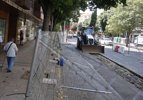 Obras de la red de calor en la avenida Casado del Alisal.