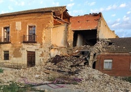 Derrumbe de la casa del siglo XVI en el que se ve el tejado afectado de la casa colindante.