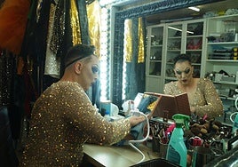 Jonathan Calleja se prepara en el camerino antes de una actuación.