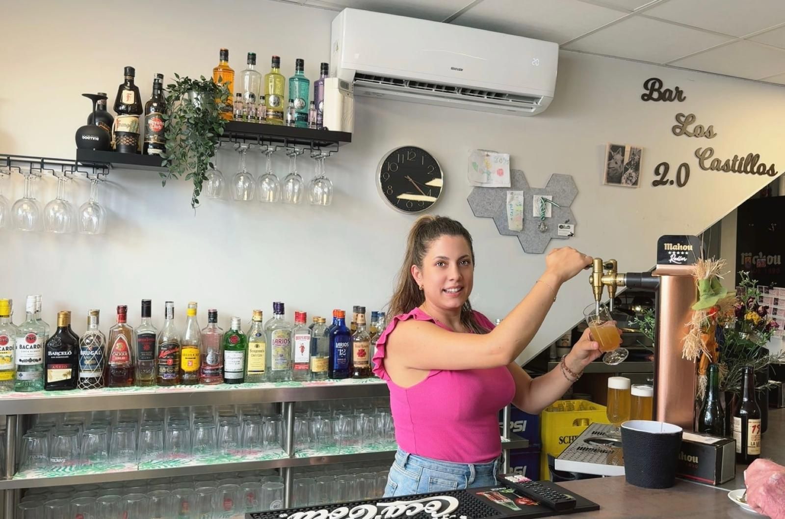 Toñi Rodríguez en su bar Los Castillos de Torrelobatón