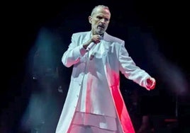 Miguel Bosé durante el concierto.