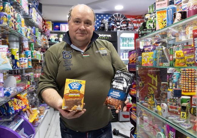 Juan Antonio Martínez, enseñando varios de sus productos importados de Estados Unidos.
