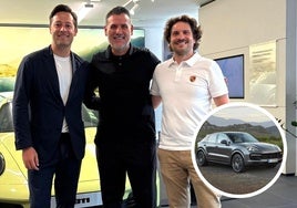 El guardameta Andrés Palop (centro) posa junto al equipo del Centro Porsche Valladolid. En detalle, un Porsche Cayenne Coupé, similar al adquirido por el futbolista,