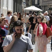 Varias personas caminan por la calle Constitución el pasado 26 de junio.