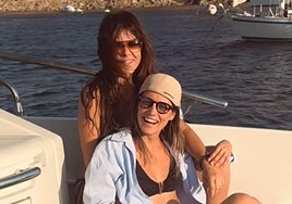 Vanesa Martín acompañada de Azahara Margon en sus vacaciones en Formentera.