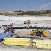 Los operarios trabajan en la ampliación del vertedero municipal.