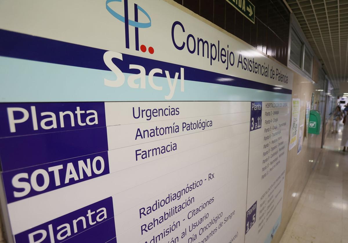 Carteles informativos a la entrada del Hospital Río Carrión de Palencia.