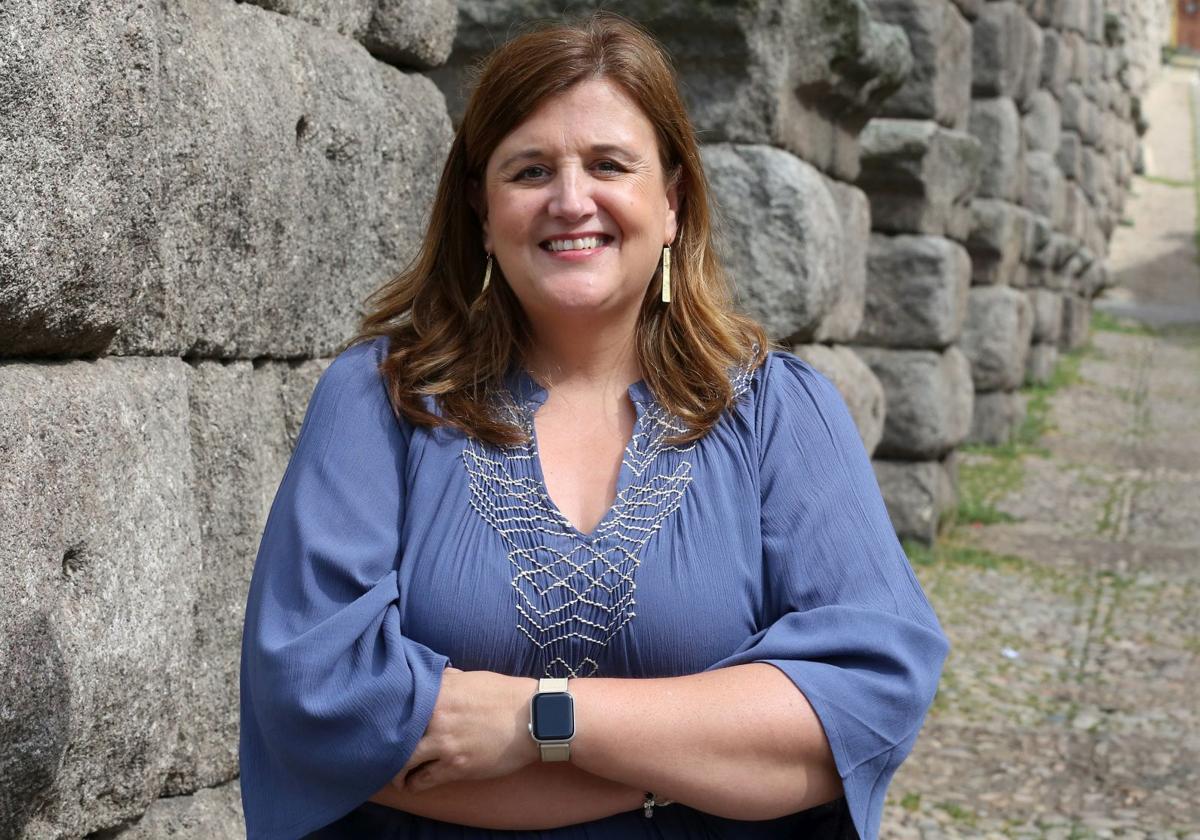 La socialista Clara Martín, junto al Acueducto de Segovia.