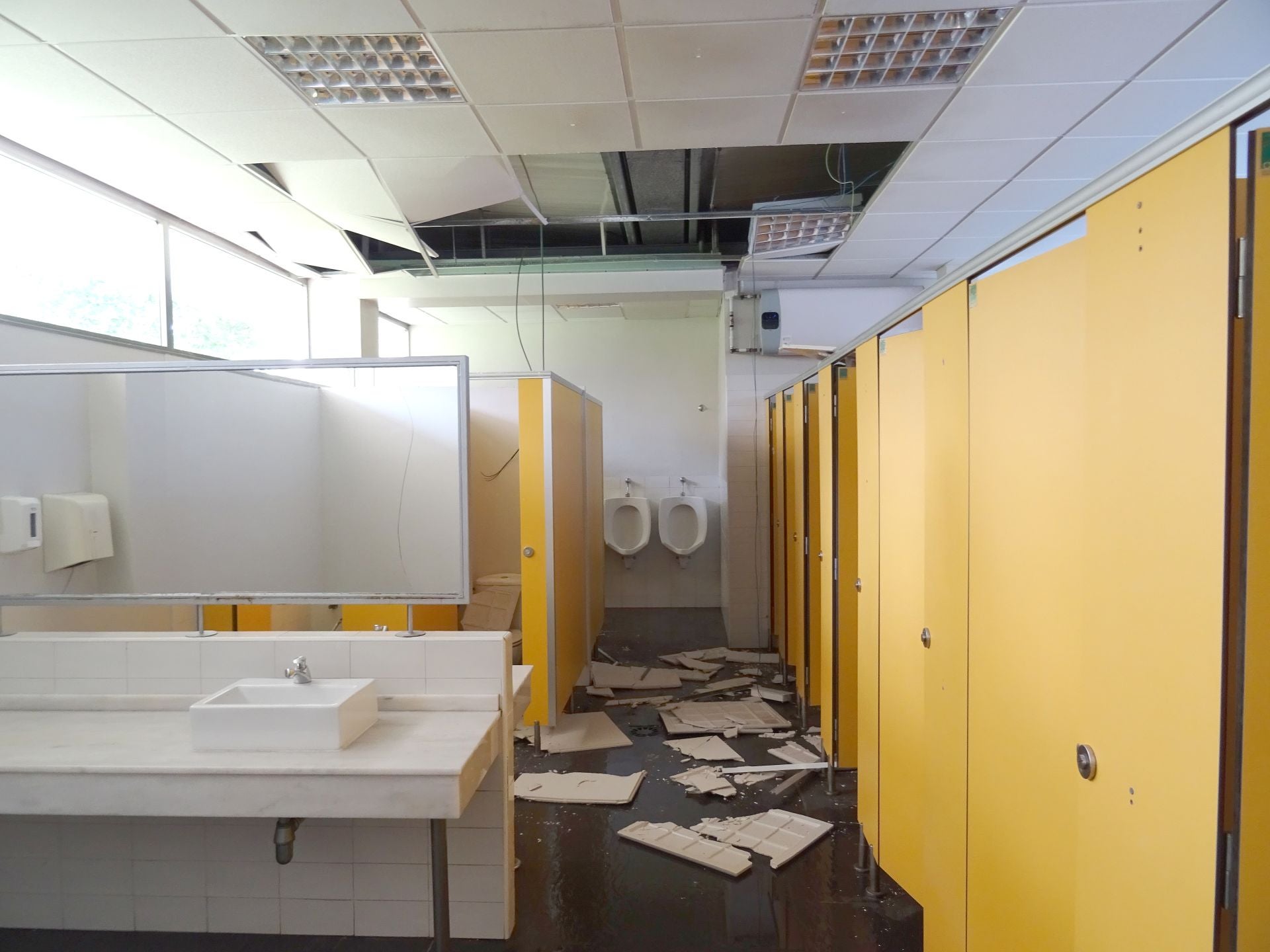 Desperfectos causados por la fuerte tromba en la piscina municipal de Medina del Campo.