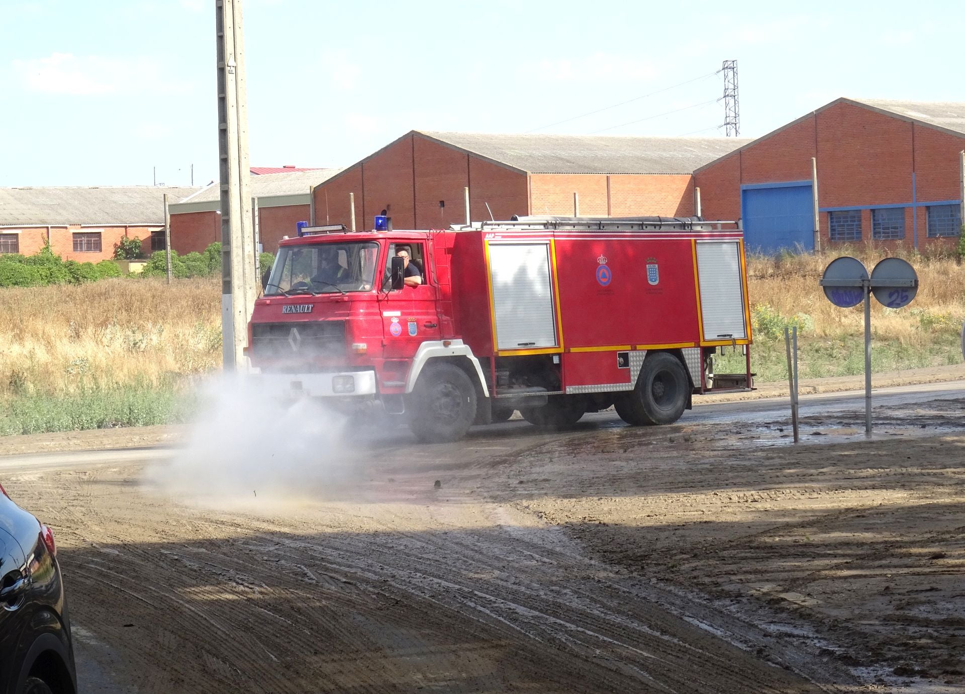 Labores de limpieza de los Bomberos tras las inundaciones en Medina del Campo.
