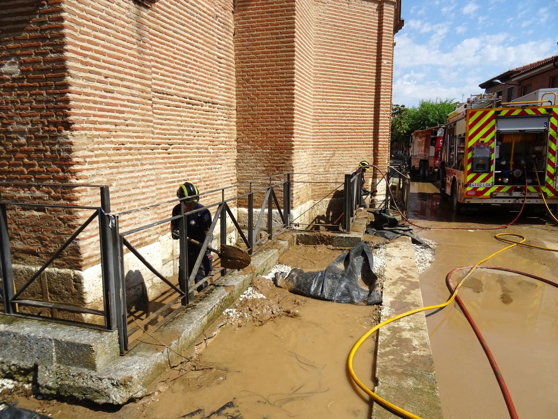 Actuación de los bomberos tras la fuerte tromba que cayó en Rueda.