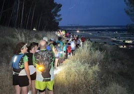 Participantes ascendiendo al monte de paramera por uno de los senderos de la ladera del castillo.