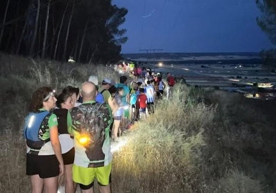 Participantes ascendiendo al monte de paramera por uno de los senderos de la ladera del castillo.